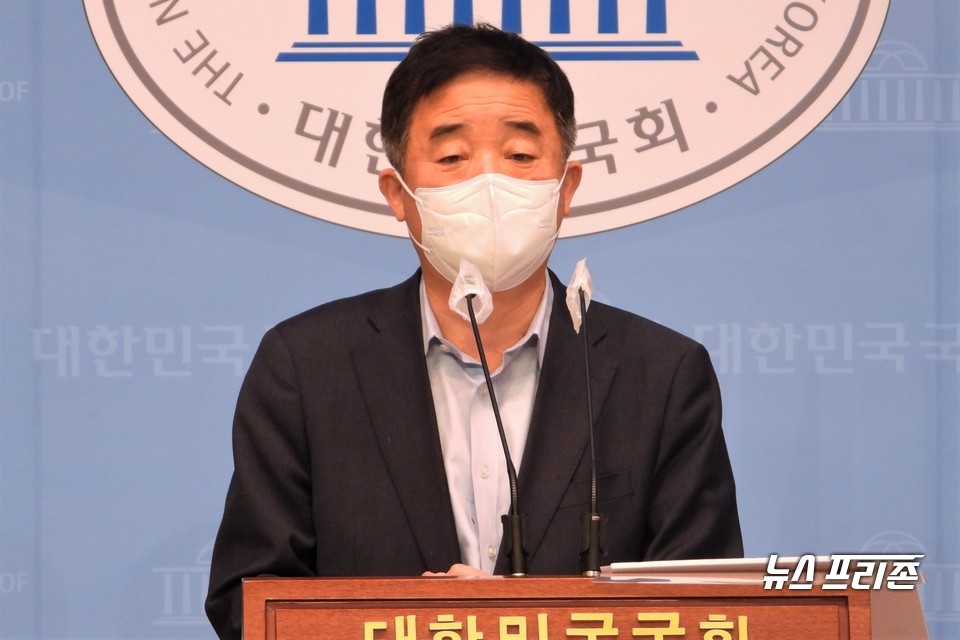 강득구 더불어민주당 의원이 18일 서울 여의도 국회 소통관에서 기자회견을 하고 있다.  ⓒ김정현 기자
