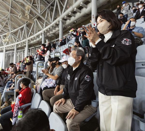 야구 관람중 김혜경씨가 자리에 일어나 응원하고 있다.(사진=이재명 후보  열린캠프)