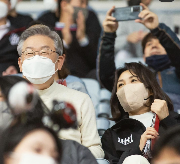 이재명 후보와  김혜경 부부가 밝은 표정으로 야구를 관람하고 있다.(이재명 후보 열린선거캠프)