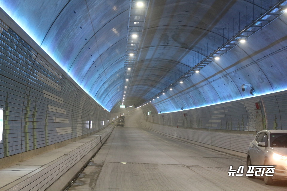 국내 가장 길고 세계 5위 규모인 보령해저터널이 오는 30일 개통식을 갖는다. 보령해저터널 내부 모습.(사진=박성민기자)
