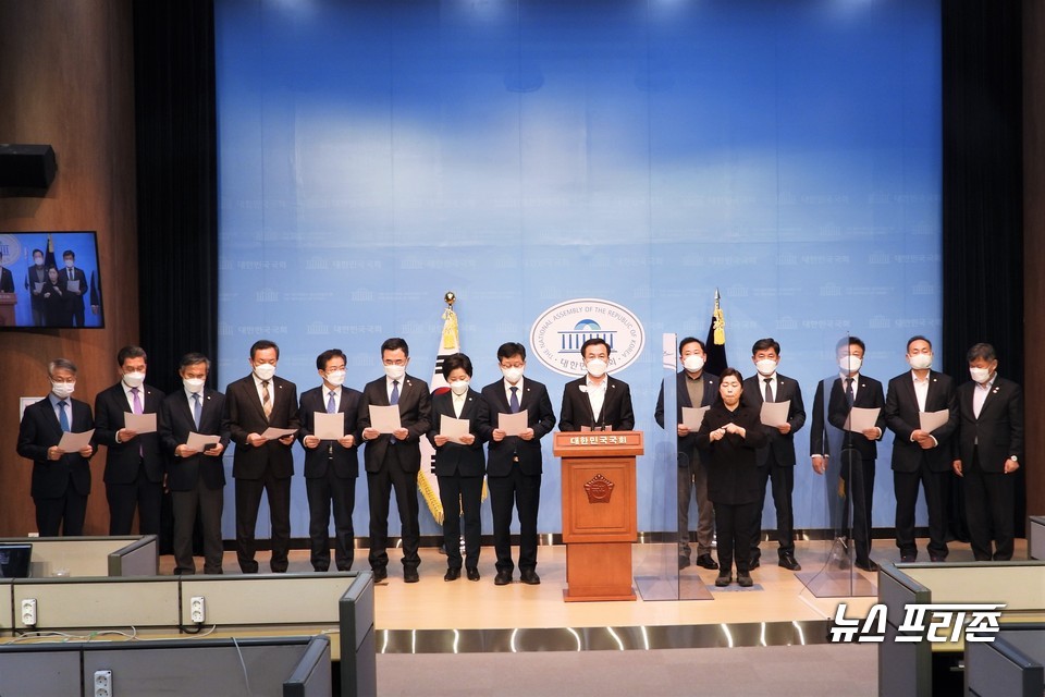 더불어민주당 광주전남전북 지역 국회의원들이 23일 오후 국회 소통관에서 기자회견을 열고 전두환씨에 대한 국가장 반대 입장을 밝히고 있다. ⓒ김정현 기자
