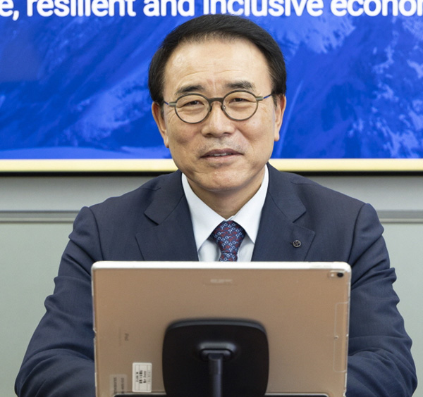 신한금융그룹 조용병 회장이 UNEP FI 산하 리더십 위원회에서 발표를 하고 있다. (사진=신한금융그룹)