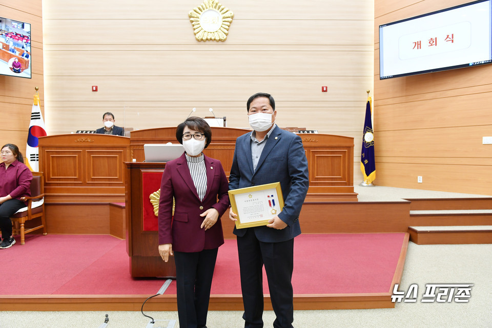 충남 보령시의회 박상모 의원(오른쪽)이 25일 전국시군자치구의회 의장협의회에서 선정한 ‘지방의정봉사상’을 수상하는 영예를 안았다.(사진= 보령시의회)