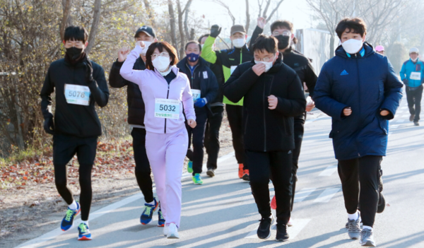 지난 15일부터 다음달 5일까지 21일간 진행되는 2021 안성맞춤 언택트 전국 마라톤대회가 28일에는 가현1길(왕복 5km)에서 오프라인으로 김보라 안성시장과 100여 명의 시민이 함께 뛰었다.