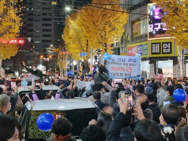 이재명 대선 후보가 순천 연향동 패션거리에서 지지자들에게 손을 들어 인사하며 환호에 화답하고 있다.