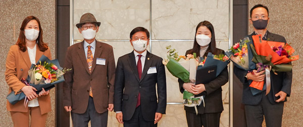 효성 커뮤니케이션실 이정원 전무(맨 오른쪽)와 참석자들이 김현모 문화재청장(가운데)과 기념사진을 촬영하고 있다. (사진=효성)