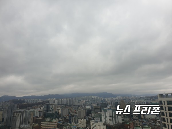 서울의 비구름이 잔뜩낀 하늘