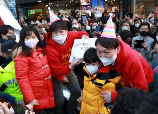 이준석 대표와 윤석열 대선 후보가 어린 아이들과 함께 사진을 찍고 있다.(사진=연합뉴스)