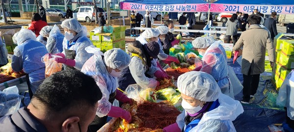 (사)인천시자원봉사센터의 ‘2021 이웃사랑 김장 나눔 자원봉사활동’ 모습. (사진=최도범 기자)