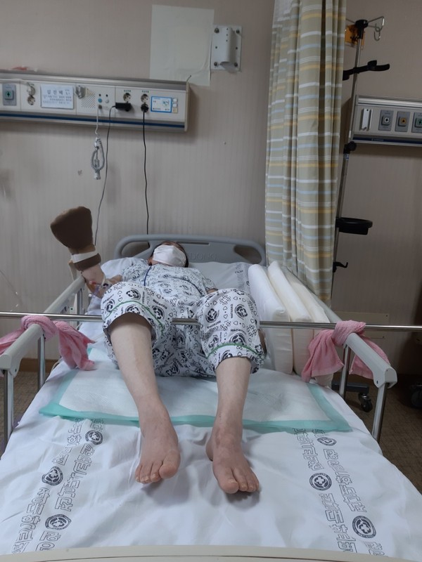 다이어트 보조제 복용 후 간 손상과 뇌 손상으로 병원에 입원해 있는 40대 후반의 김진해 씨 뉴스프리존