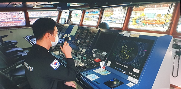 해양경찰연구센터가 세계 최초로 무선형 항해 통신장비 핸드마이크를 개발했다.