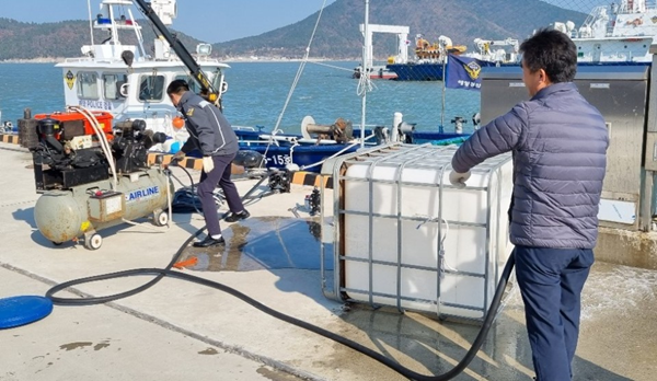 완도해경이 동절기 오염사고 대비 해양오염 장비를 점검하고 있다.