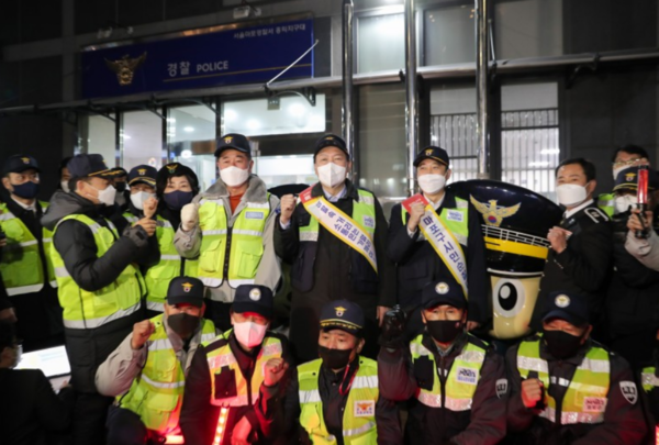 윤석열 대선 후보가  홍익자율방범대원들과 야간 동행 순찰을 마치고 기념촬영을  하고 있다.(사진=국민의힘)