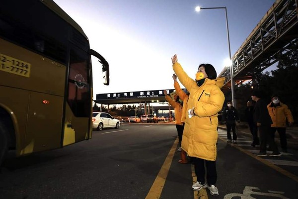 심상정 정의당 대선후보가 8일 포스코 광양제철소를 찾아 아침 출근길 일터로 향하는 노동자들에게 손을 흔들며 인사하고 있다.(사진=정의당)