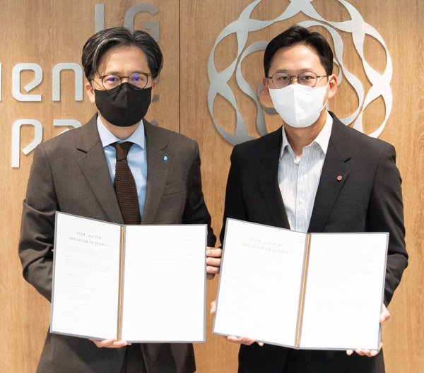 우리은행 황원철 디지털그룹장(왼쪽)과 LG 배경훈 AI연구원장이 협약식 뒤 기념촬영을 하고 있다. (사진=우리은행)