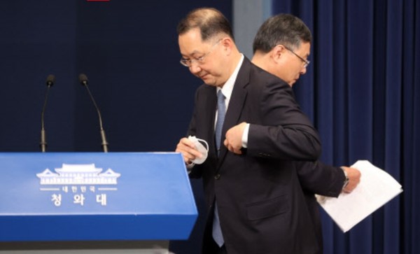 청와대 박수현 국민소통수석은 21일 브리핑에서 "문재인 대통령이 김진국 민정수석의 사의를 수용했다"고 밝혔다.