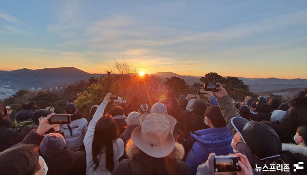 2022년 임인년(壬寅年) 새해 첫 날인 1일 오전 7시 40분쯤 대전 보문산 보문산성에서 시민들이 첫 일출을 바라보며 사진을 찍고 있다. [= 이현식 기자]