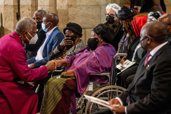 레아 여사 위로하는 막고바 대주교= 1일(현지시간) 남아프리카공화국 케이프타운 세인트조지 대성당에서 열린 데즈먼드 투투 성공회 명예대주교의 장례식에서 타보 막고바 대주교(왼쪽)가 고인의 부인 레아 투투 여사를 위로하고 있다. 2022.1.1