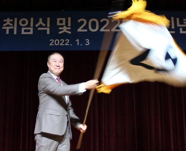 신임 구자은 LS 회장이 취임식에서 사기(社旗)를 흔들고 있다. (사진=LS그룹)