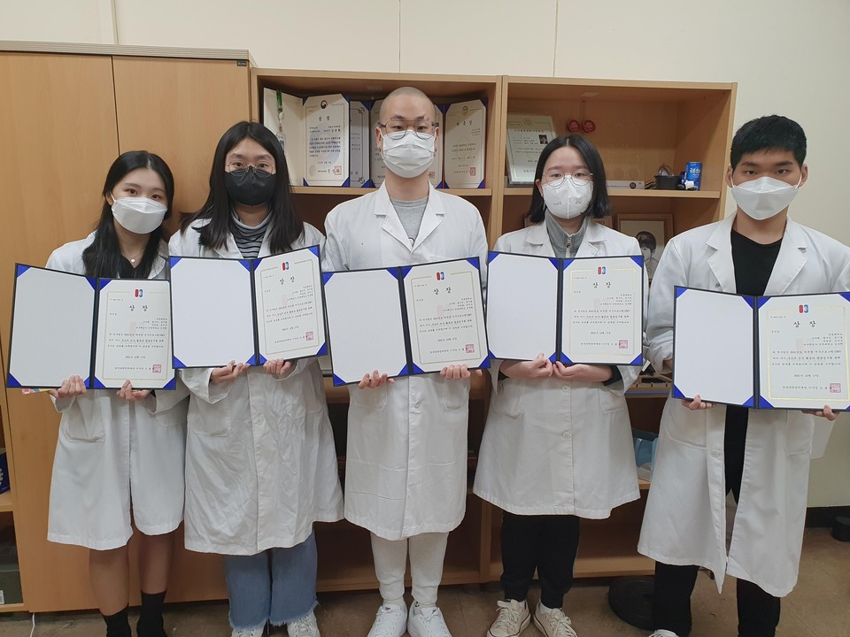 한국과학창의재단 학부생 연구 프로그램 우수상 수상한 선문대 수산생명의학과 학생들(사진=선문대학교).