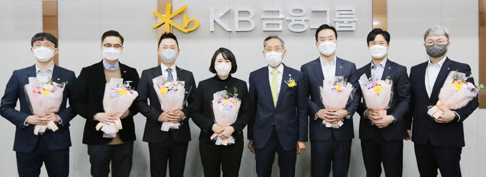 시무식에서 KB금융그룹 윤종규 회장(오른쪽에서 4번째)이 직원들과 단체기념사진을 찍고 있다. (사진=KB금융그룹)
