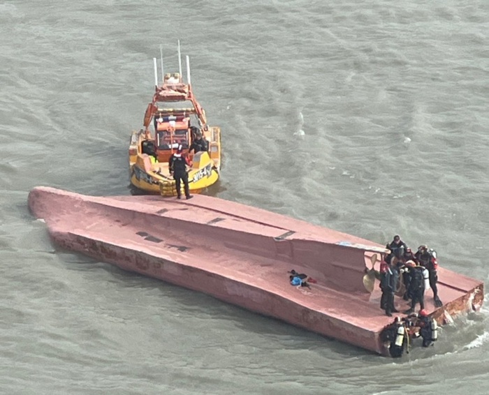 전남 진도군 장도 인근 해상에서 선박간 충돌로 전복된 개량형 안강망(9,77톤) 어선.