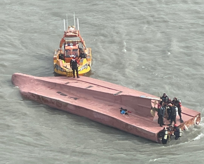 전남 진도군 장도 인근 해상에서 어선간 충돌 사고로 전복된 목포선적 개량형 안강망(9,77톤) 어선.