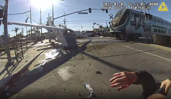 구사일생= 10일(현지시간) 미국 로스앤젤레스에서 경비행기가 기차 선로에 추락해 경찰관들이 조종사를 구출하고 있다. 구출 직후 비행기는 열차에 부딪혀 산산조각이 났다. 