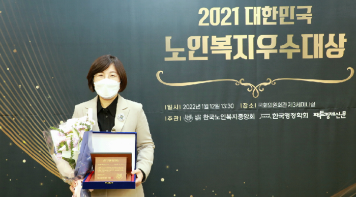 안성시는 12일 국회 의원회관에서 열린 2021년 대한민국 노인복지우수대상 시상식에서 노인복지 부문 지방자치단체 최우수상을 수상했다.(사진=안성시)