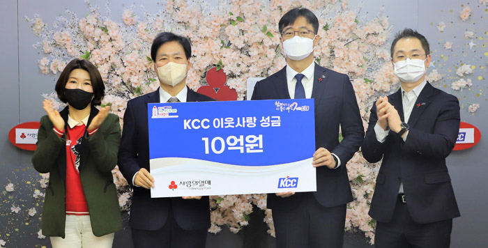 KCC 김상준 이사(오른쪽에서 2번째)를 비롯한 관계자들이 기념사진을 촬영하고 있다. (사진=KCC)