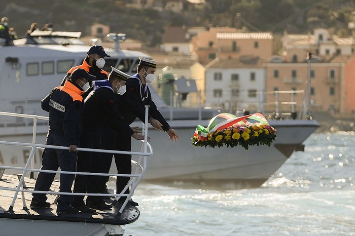 사고 희생자 추모하는 이탈리아 해안경비대=이탈리아 해안경비대원들이 크루즈선 코스타 콩코르디아호 참사 10주기를 맞은 13일(현지시간) 사고 해상에 조화를 던지고 있다. 2022.1.13.