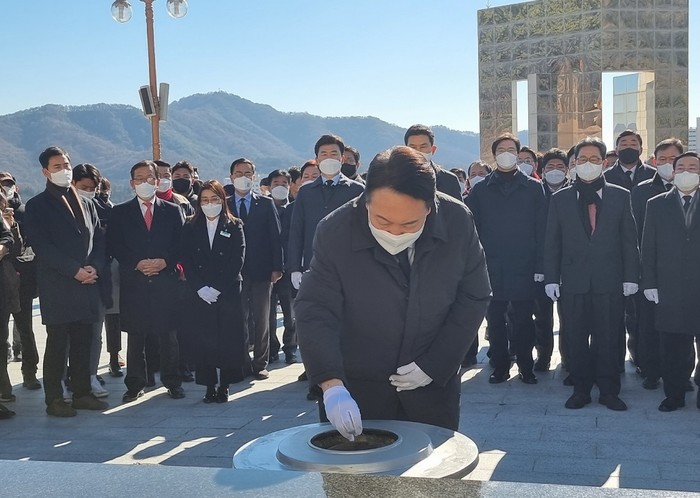 14일 창원시 마산 국립 3.15민주묘지를 참배하고 있는 윤석열 후보 뉴스프리존