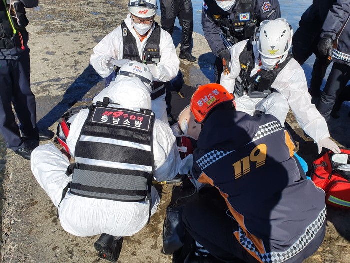 119구조대원들이 물에 빠진 50대 남성을 구조해 심폐소생술을 실시하고 있다.(사진=서산소방서)
