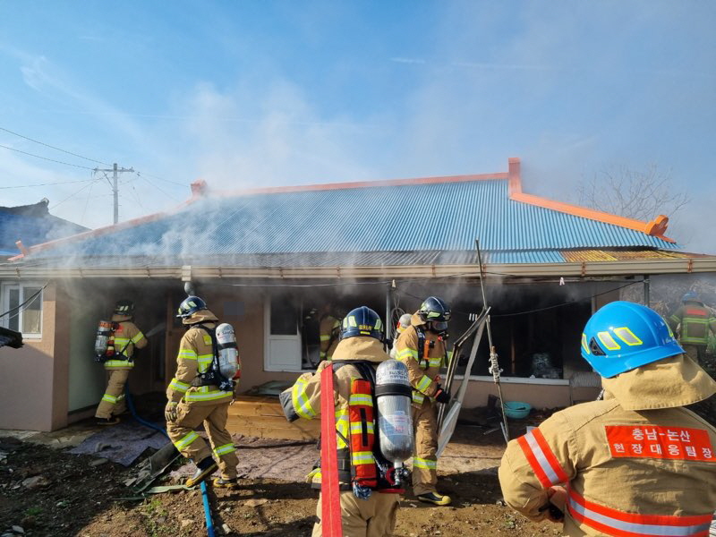 지난해 12월 논산시 한 단독주택에서 발생한 화재를 진압하고 있는 논산소방서 소방공무원들.(사진=충남도청)