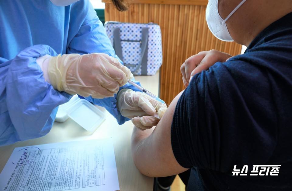 충남 청양군은 12일 청양읍 소재 다목적체육관에 설치했던 코로나19 예방접종센터 운영을 종료함에 따라 지난 4월 22일 예방접종센터를 개소한 이후 10월 말까지 42차례 군민 대상 백신 접종을 추진했다.(사진= 청양군)