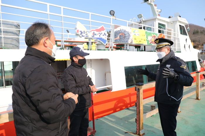 김종욱 서해해경청장이 진도군 쉬미항 여객선 터미널에서 유람선 관계자들을 만나 안전운항을 당부했다.