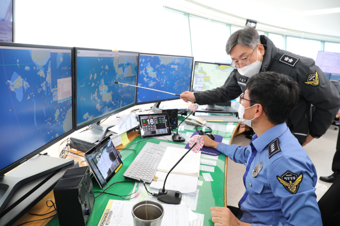 김종욱 서해해경청장이 진도군 연안VTS를 방문해 선박 관제현황을 살펴보고 있다.