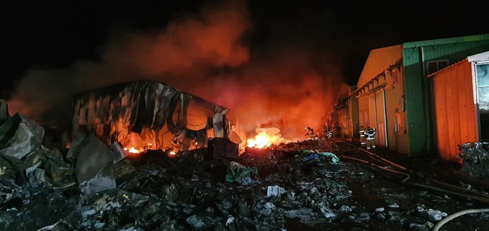 19일 낮 12시 42분쯤 충남 금산군 복수면 용진리의 한 플라스틱 재활용공장에서 불이 나 신고를 받고 출동한 소방관들이 진화작업을 벌이고 있다.(사진=금산소방서)