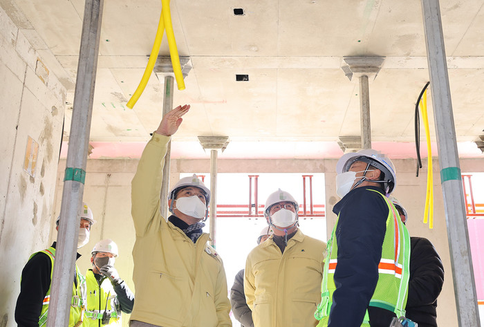 20일 대전 유성구에 위치한 대형 건축공사장을 찾은 허태정 시장이 공사장 내 안전관리 상황을 점검하고 있다.(사진=대전시)