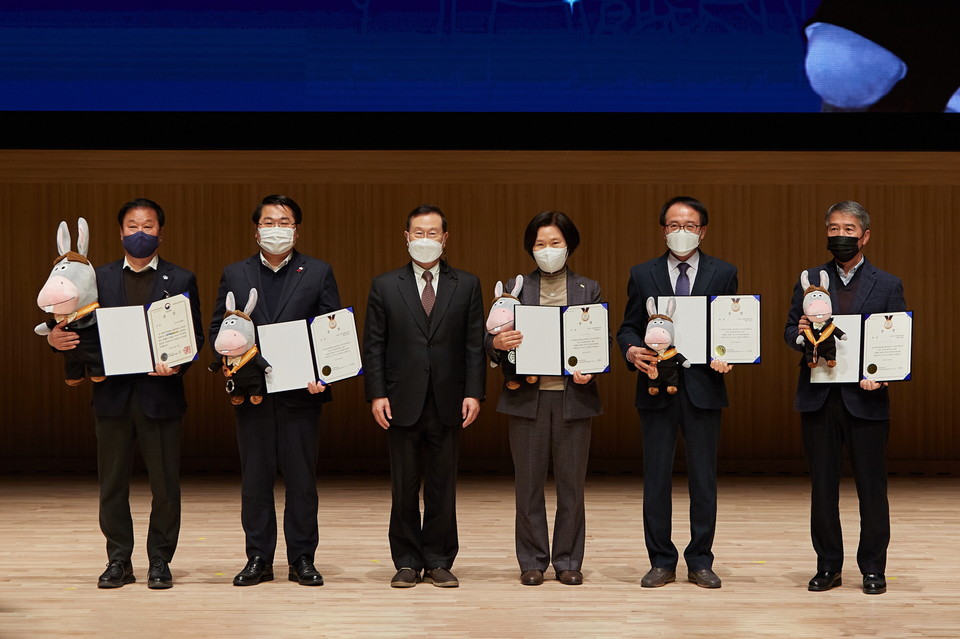 오세현 아산시장(왼쪽 두 번째)이 아산시 대표로 자치분권어워드 수상식에 참석했다(사진=아산시).