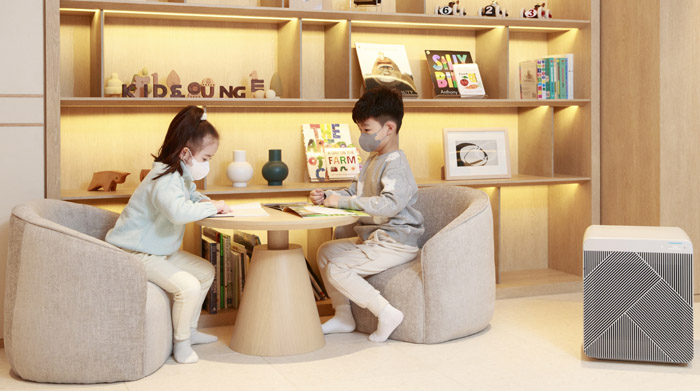 서울신라호텔 '키즈 라운지'에 설치된 '비스포크 큐브 Air'와 아이 모델들. (사진=삼성전자)