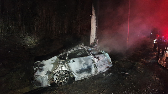21일 오전 4시 34분쯤 충남 아산시 신창면 남성리 현대오일뱅크 주유소 인근 도로에서 SM5 승용차가 전신주를 들이받고 차량에 불이 나는 사고가 발생했다.(사진=아산소방서)