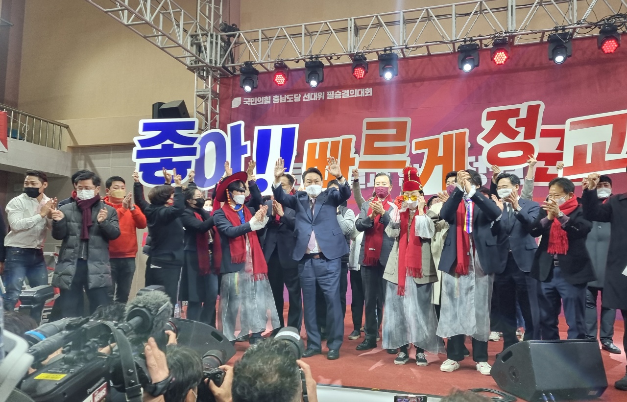 윤석열 대선 후보(가운데)와 청년 지지자들(사진=김형태 기자).