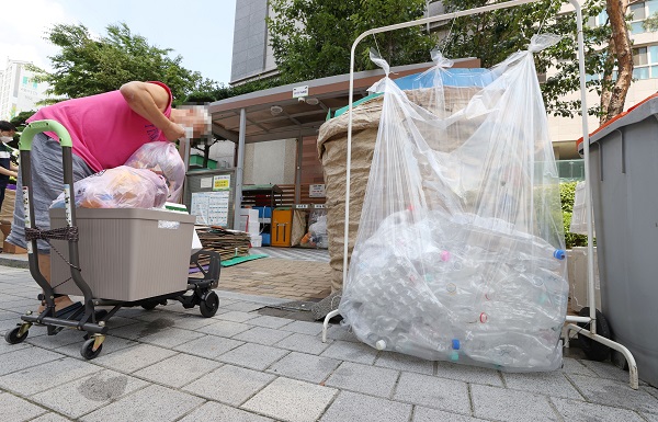 서울 용산구의 한 아파트 쓰레기 분리수거장에 상표띠(라벨) 제거 후 압축된 투명 페트병이 분리수거돼 있다.