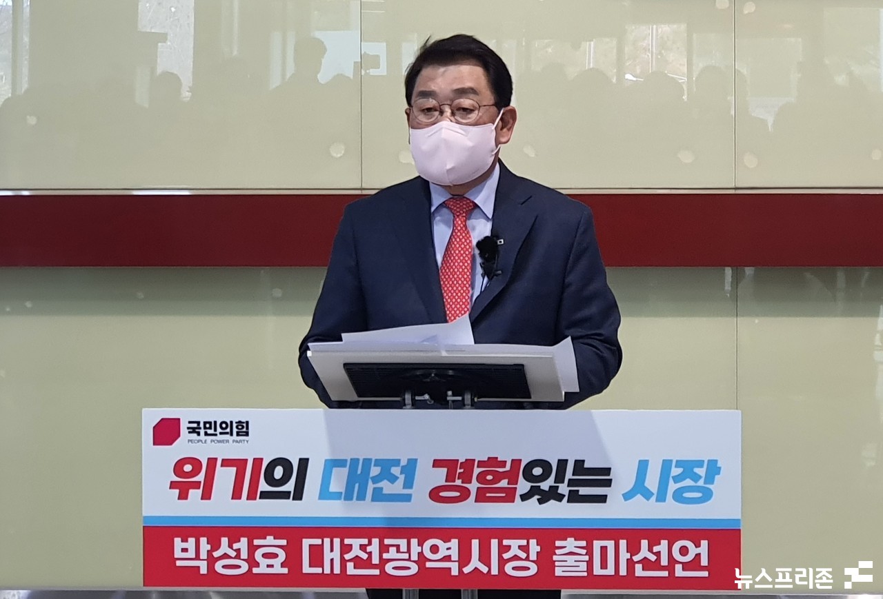 박성효 전 대전시장이 24일 오후 2시 대전시의회 1층 로비에서 대전시장 출마 의사를 밝히고 있다(사진=이현식 기자)