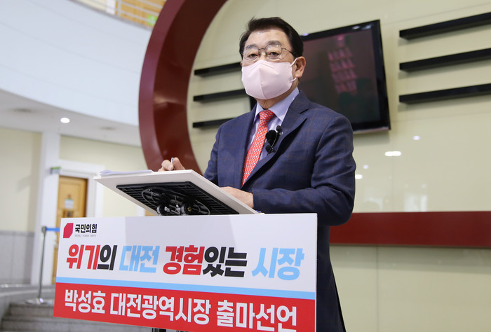 24일 대전시의회 로비에서 박성효 전 대전시장이 대전시장 출마를 선언하고 있다.(사진=뉴스프리존)