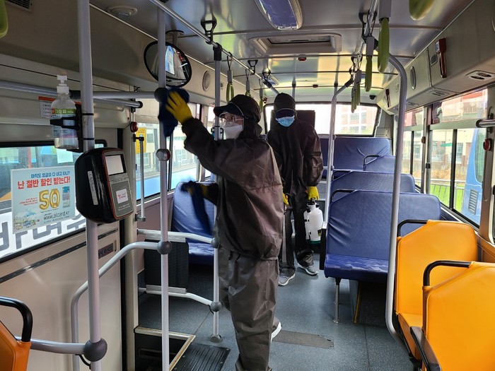 대전시는 지역 내 코로나19 확산 우려 속에서 시내버스 이용객의 안전을 위해 설 연휴에도 빈틈없는 방역을 추진한다