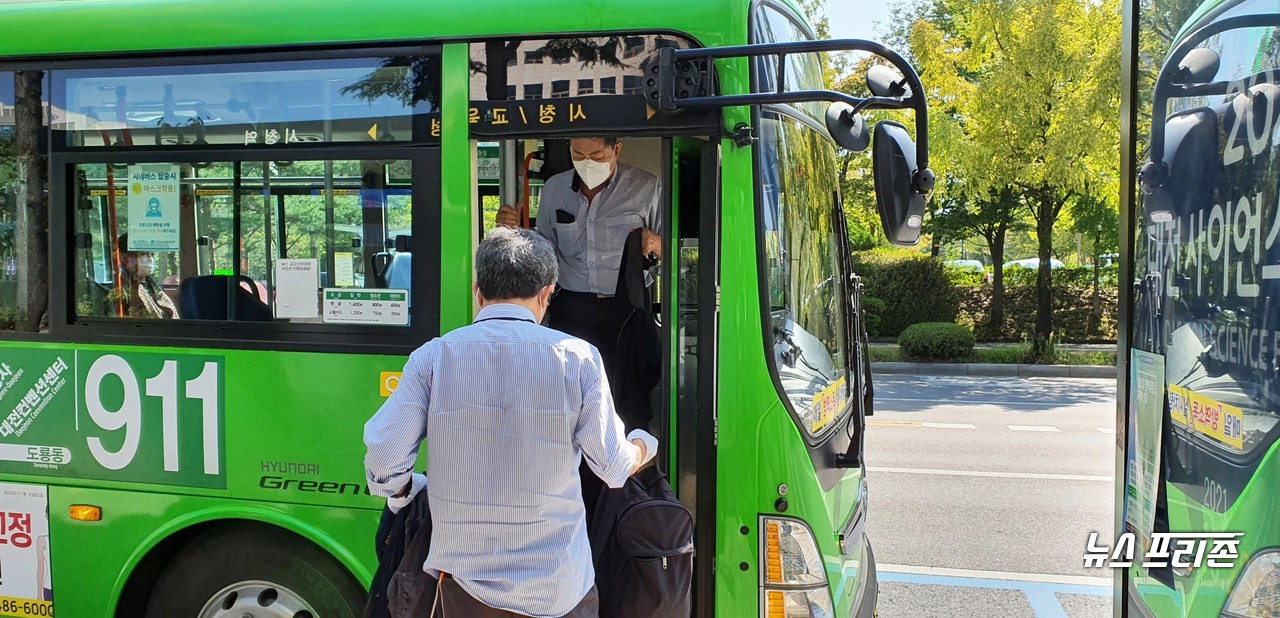 대전 시내버스가 14년 만에 파업을 시작한 30일 오후 대전시교육청 앞 버스정거장에서 파업에 불참한 대전운수 소속 버스 운전기사들이 교대를 하며 버스 운행을 이어가고 있다.
