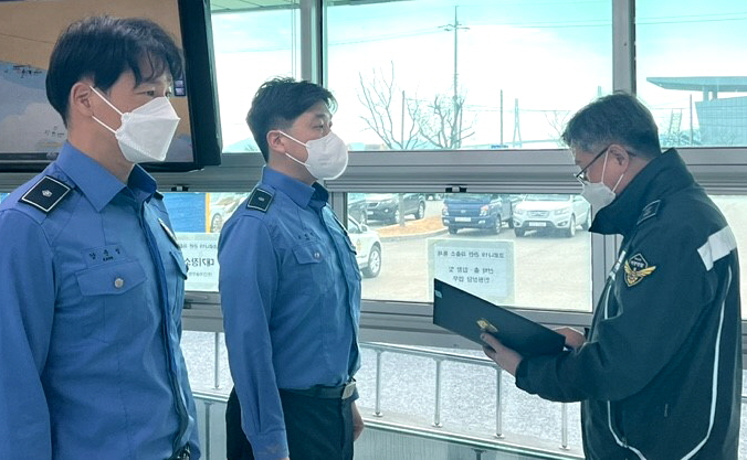 김종욱 서해해경청장이 설 명절 여수해경 녹동파출소를 찾아 직원들에게 표창을 수여하고 격려했다.