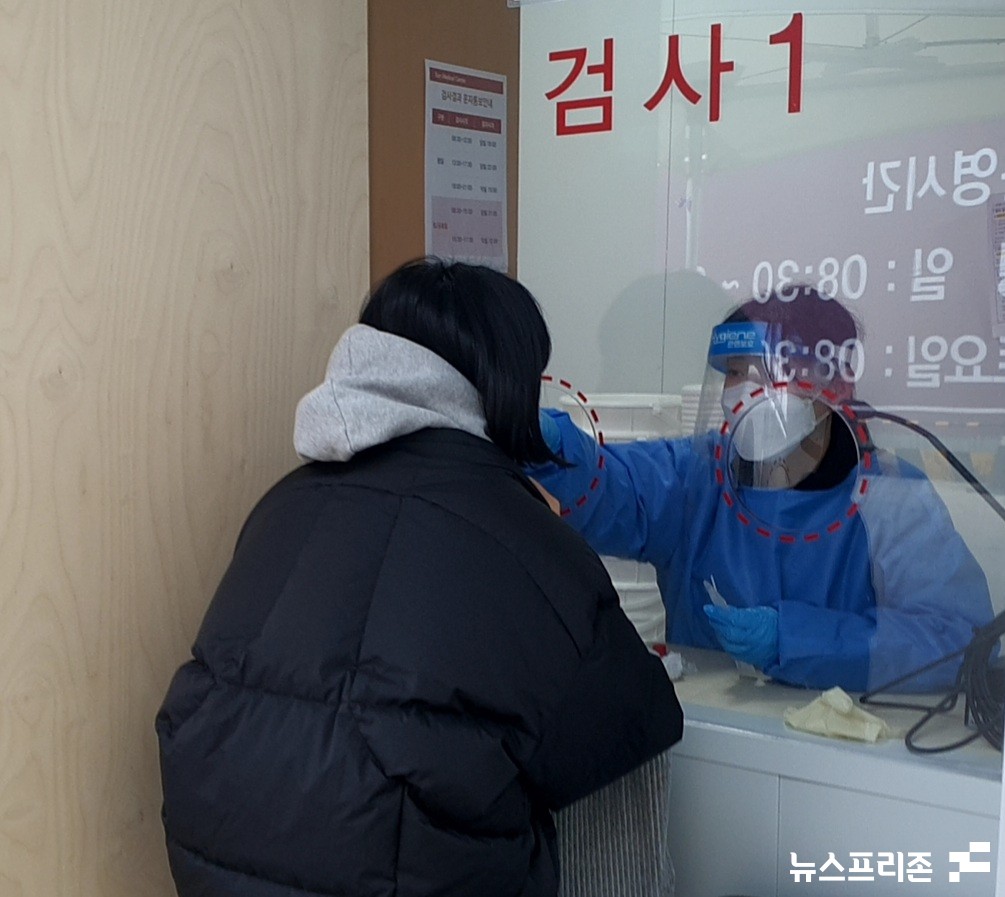 27일 오후 한 여학생이 대전선병원 선별진료소에서 코로나19 PCR(유전자 증폭) 검사를 받고 있다.(사진=이현식 기자)